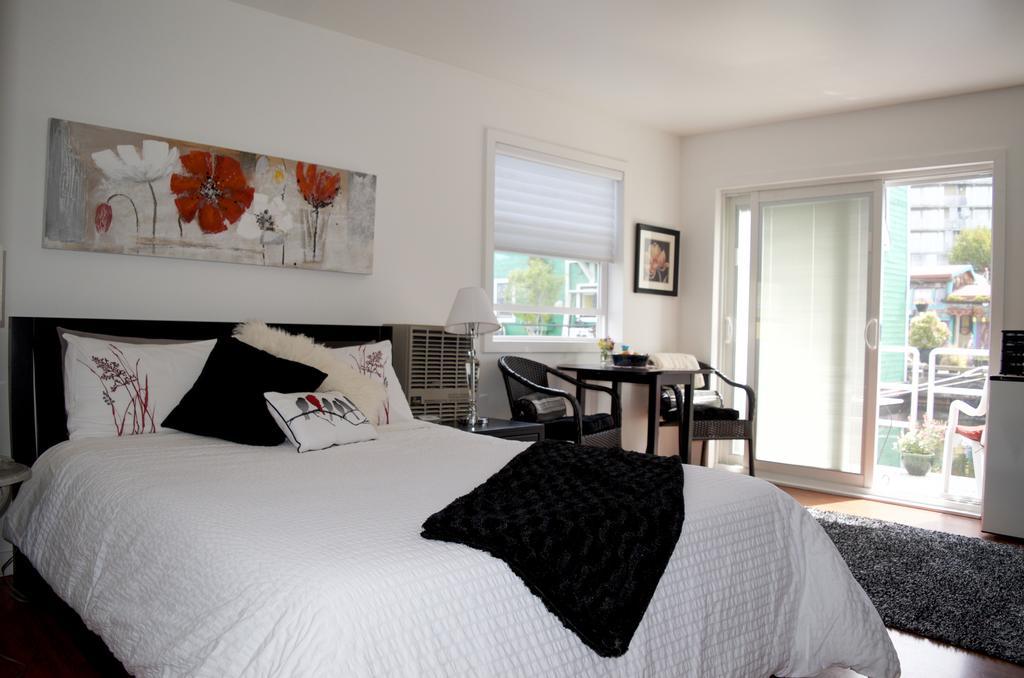 A Float Home B&B In Fisherman'S Wharf Victoria Extérieur photo